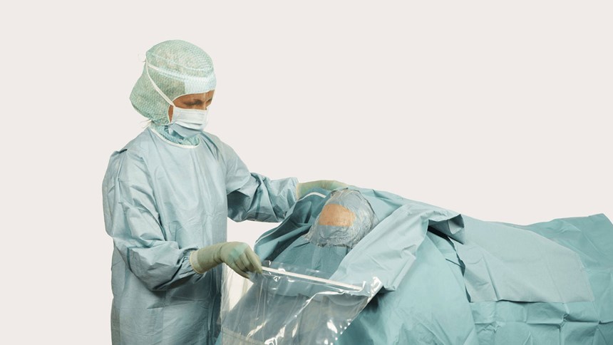 chirurgas, naudojantis „BARRIER“ neurochirurgijos apklotą
