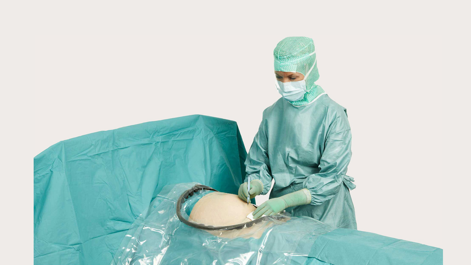chirurgė, naudojanti „BARRIER®“ akušerinius apklotus