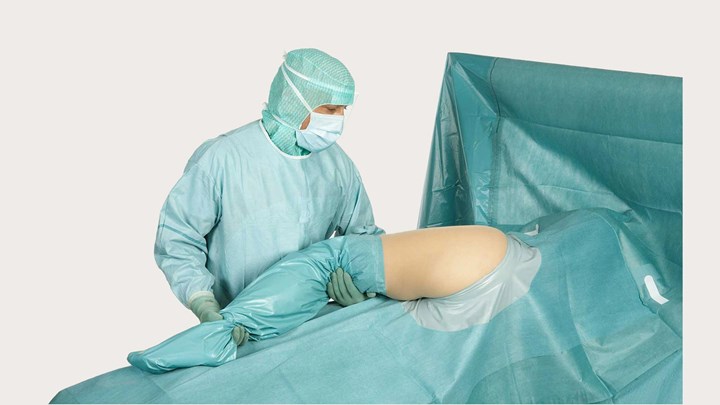 chirurgė, naudojanti „BARRIER“ ortopedinį apklotą 