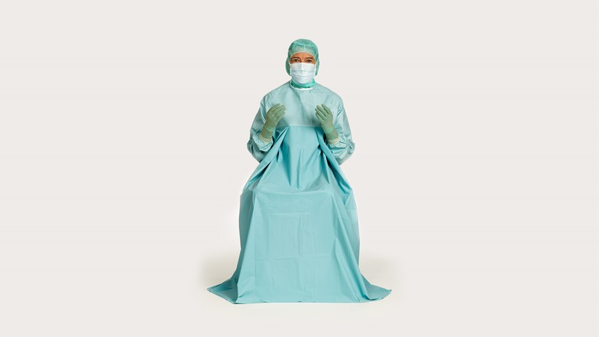 chirurgė, dėvinti „BARRIER®“ chirurginį chalatą „Classic“ urologijai