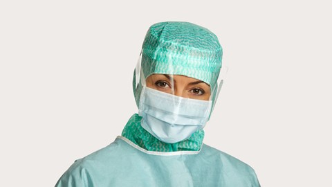 medikas, dėvintis „BARRIER“ chirurginę veido kaukę su papildoma apsauga
